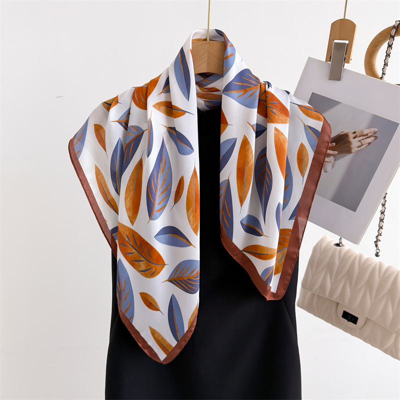 Luxury Brand Print 70cm Square - Scarf Silk Square recension och pris